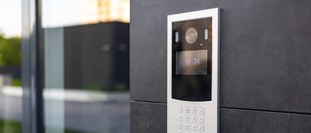 Überwachungskamera mit Monitor im Test: Eine Überwachungskamera einer Gegensprechanlage in einer granitfarbenen Wand.