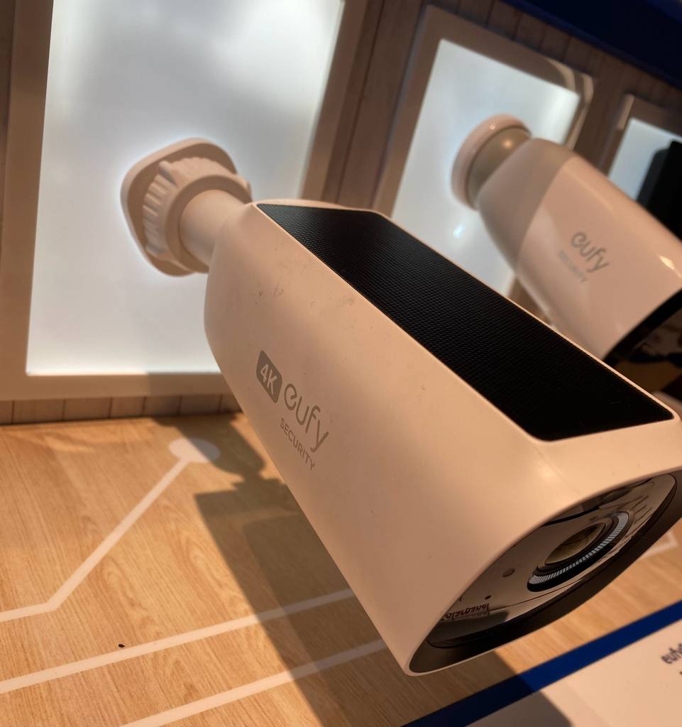 Mehrere getestete Überwachungskameras mit Solarpanels nebeneinander. 