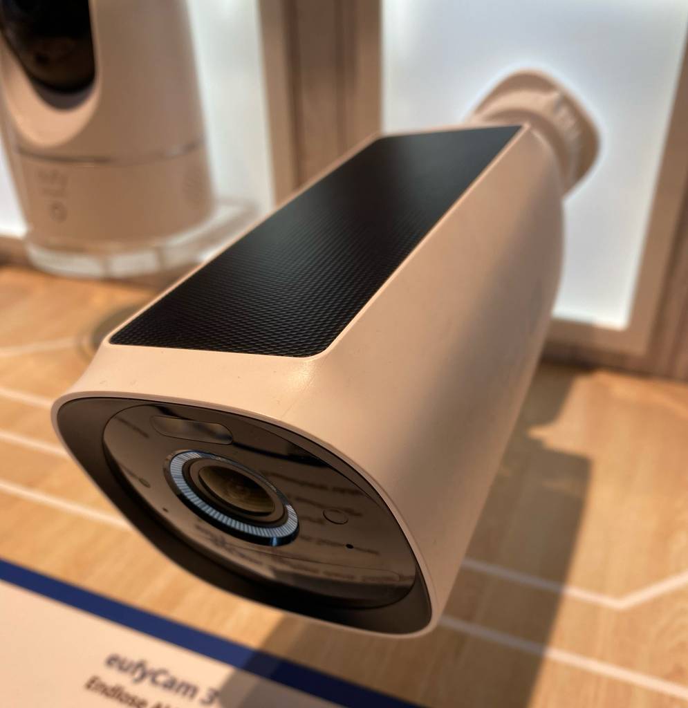 Eine getestete Überwachungskamera mit Solarpanel und Bewegungssensor. 