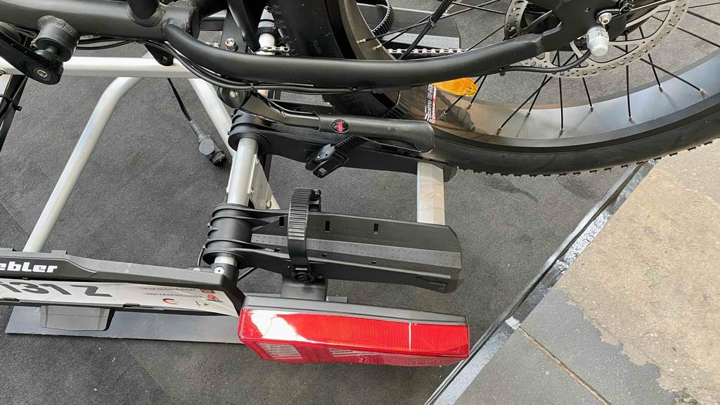 Detailansicht der Befestigung an der Radführung eines Fahrradträgers für 3 Fahrräder im Test.