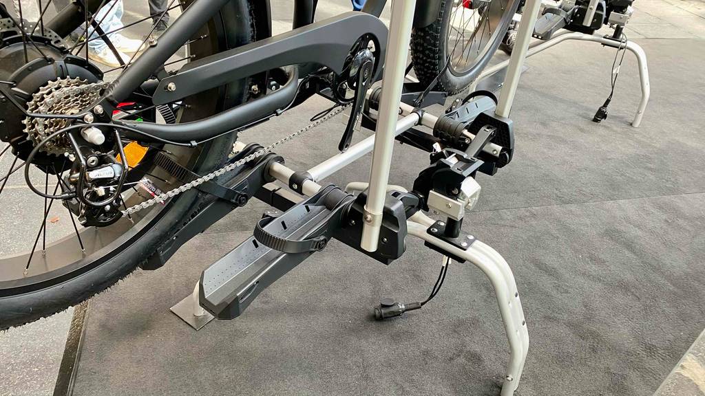 Ein Fahrradträger für 3 Fahrräder steht zum Testen auf einem grauen Boden.