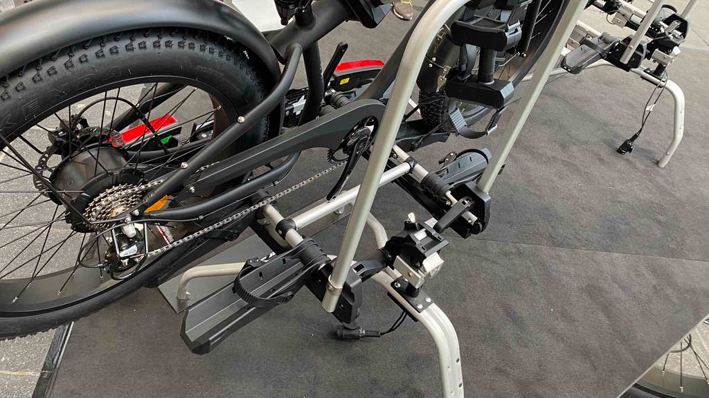 Blick auf den Hinterreifen eines auf einem getesteten Fahrradträger für 3 Fahrräder befindlichen Fahrrads.