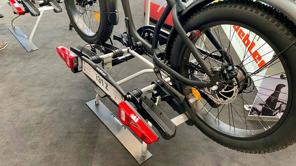 Im Test: Auf einem Fahrradträger für 3 Fahrräder ist ein Fahrrad montiert.