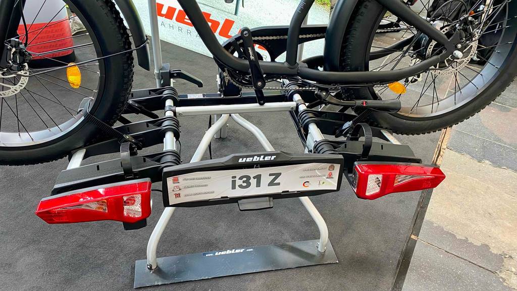Im Test: Blick von hinten auf die Rücklichter und die Kennzeichenhalterung eines Fahrradträgers für 3 Fahrräder.