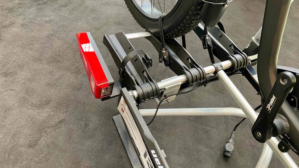 Nahansicht der Radführungen eines getesteten Fahrradträgers für 3 Fahrräder.