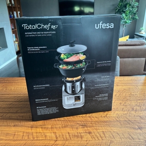 Der Karton der Ufesa TotalChef RK7 steht auf einem Tisch