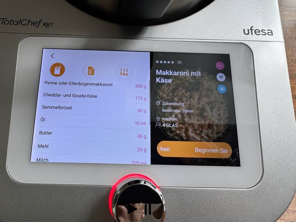 Auf dem Display der Ufesa TotalChef RK7 wird ein Rezept für Makkaroni mit Käse angezeigt