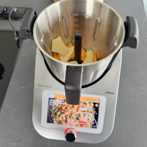 Im Mixtopf der Ufesa TotalChef RK7 liegt Käse