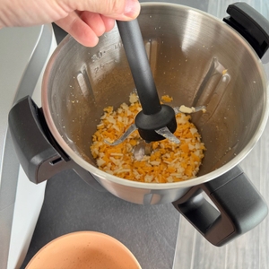 Der Messerstab der Ufesa TotalChef RK7 wird von einer Hand entfernt