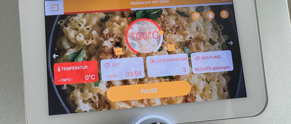 Auf dem Display der Ufesa TotalChef RK7 wird eine Kochaktion angezeigt