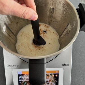 In den Mixtopf der Ufesa TotalChef RK7 wird ein Einsatz eingelegt