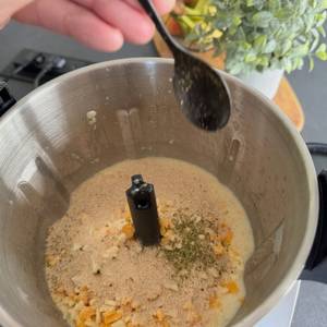 Gewürze werden in den Mixtopf der Ufesa TotalChef RK7 gegeben