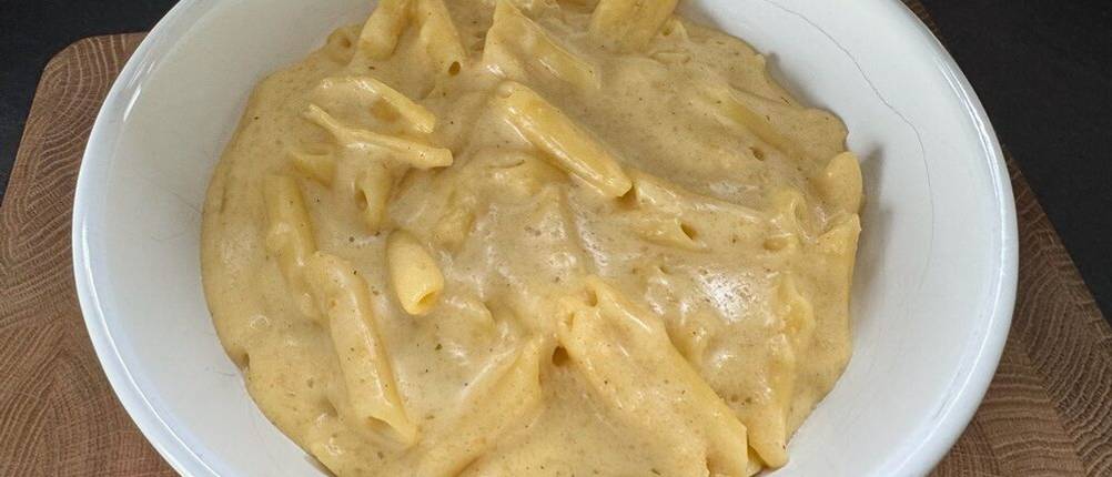 Eine fertige Mahlzeit aus der Ufesa TotalChef RK7 liegt in einer Schale