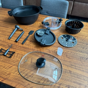 Das Zubehör der Ufesa TotalChef RK7 liegt auf einem Tisch