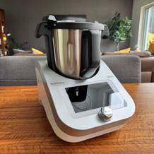 Die Ufesa TotalChef RK7 steht auf einem Tisch