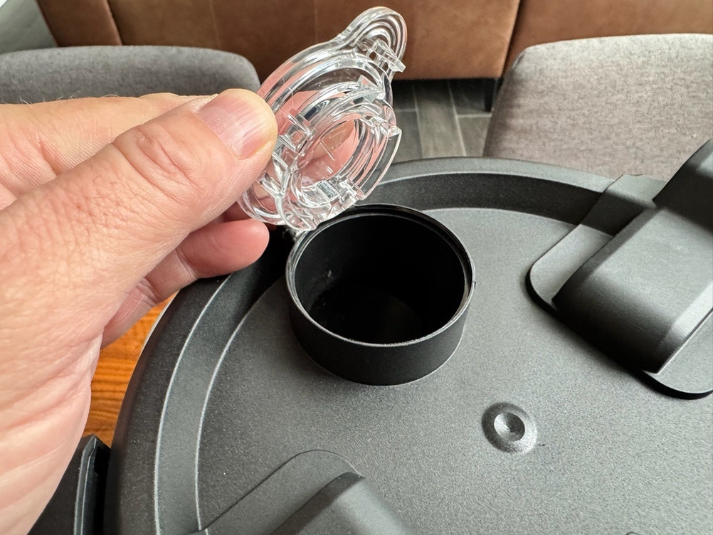 Eine Hand hebt den Einsatz des Deckels der Ufesa TotalChef RK7 ab