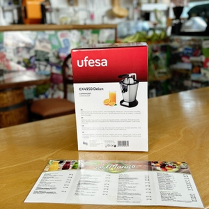 Die Seitenansicht der Verpackung der Ufesa Zitruspresse EX4950 zeigt verschiedene Funktionen des Geräts mit erklärenden Icons und Bildern.