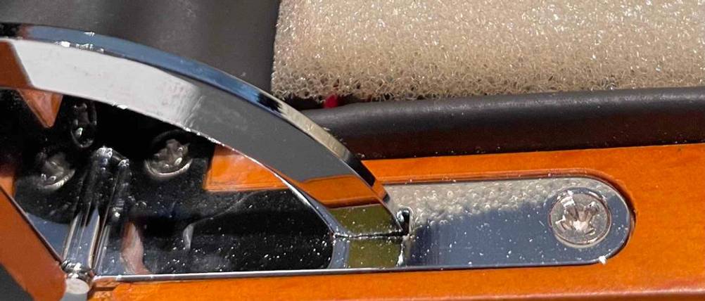 Das Scharnier der getesteten Uhrenbox ist abgebildet.