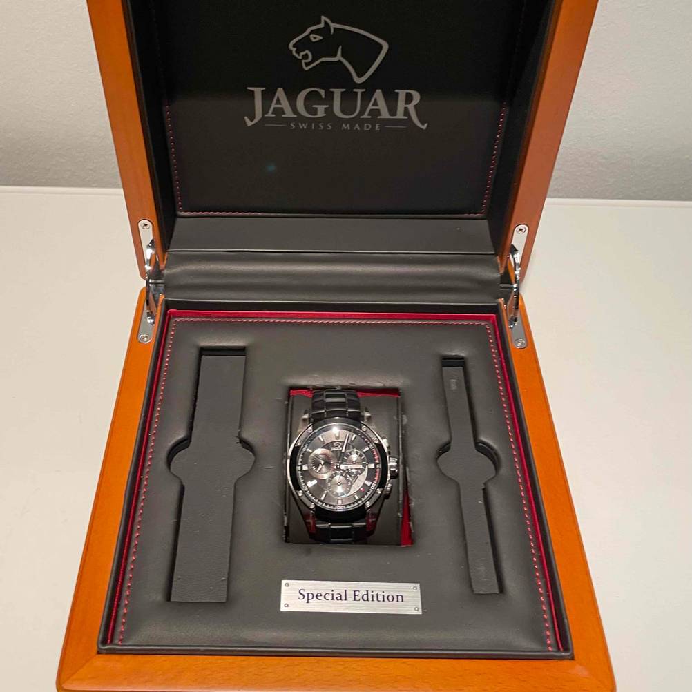 Die getestete Uhrenbox ist geöffnet.