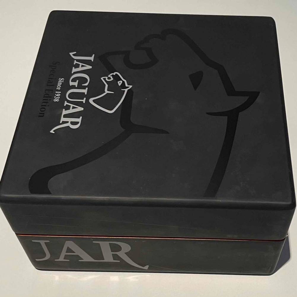 Die getestete Uhrenbox liegt auf dem Tisch.