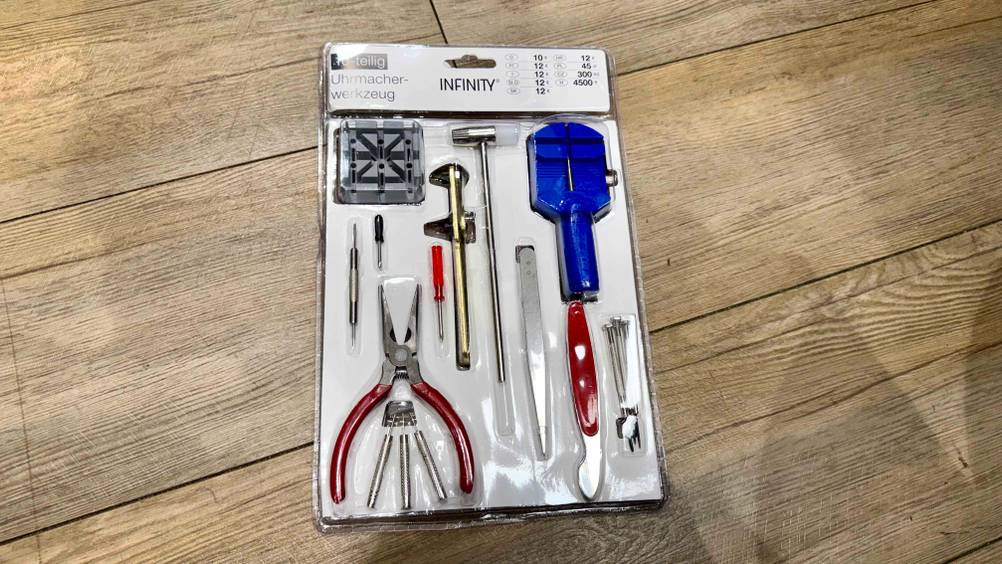 Uhrmacherwerkzeug getestet: Ein Set in Originalverpackung liegt auf einem Holzboden.