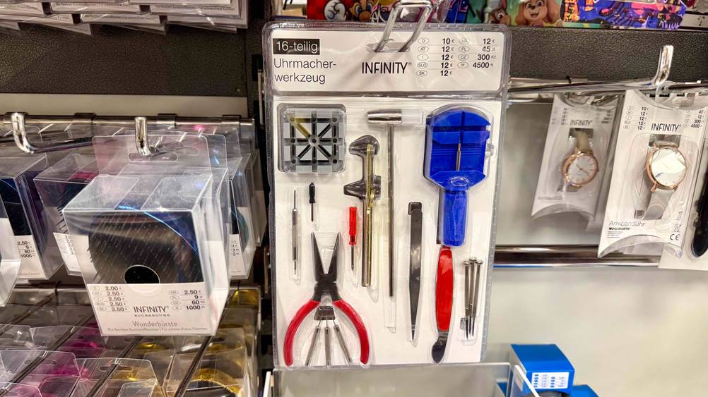In einem Regal hängt in der Verpackung das getestete Uhrmacherwerkzeug.