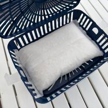 Eine Packung Uhu-GmbH-&-Co.-KG-Dehumidifier liegt in einem Luftentfeuchter