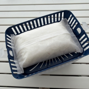 In einem Luftentfeuchter liegt ein Uhu-GmbH-&-Co.-KG-Dehumidifier