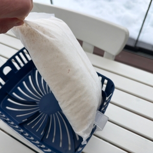 Eine Hand holt einen Uhu-GmbH-&-Co.-KG-Dehumidifier aus einem Luftentfeuchter