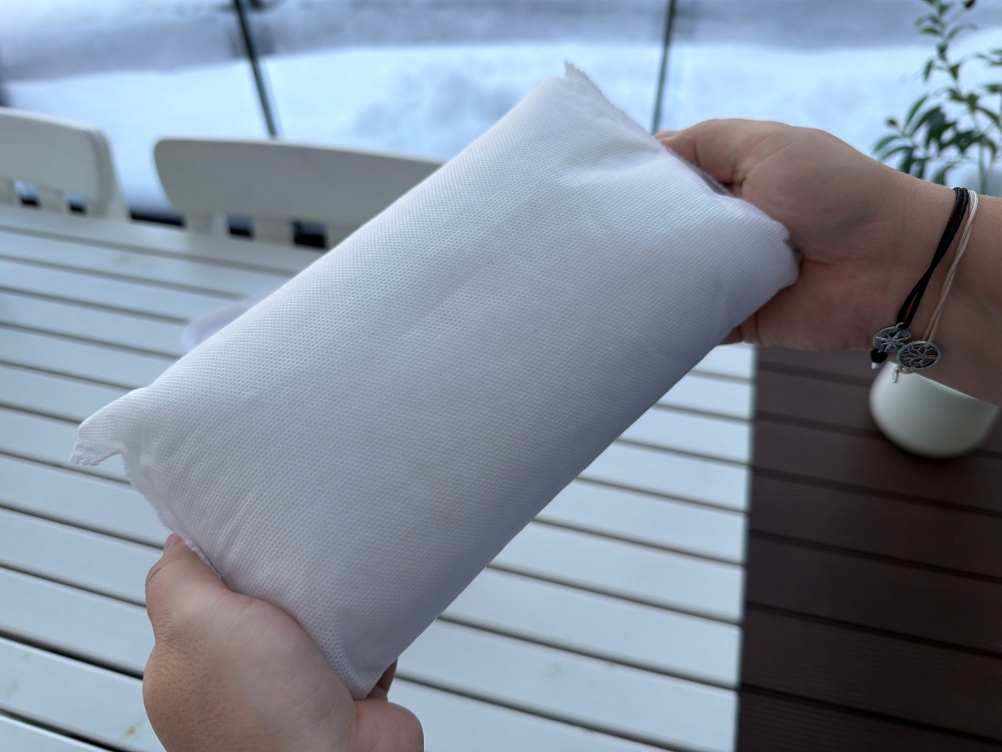 Eine Hand hält eine Packung vom Uhu-GmbH-&-Co.-KG-Dehumidifier fest