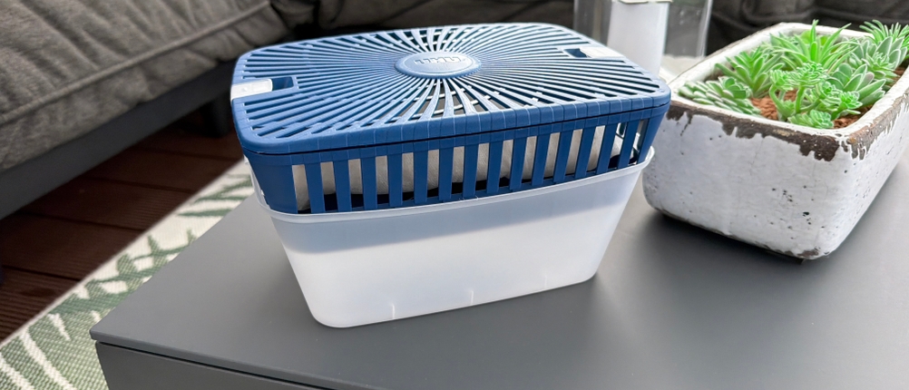 Ein Luftentfeuchter mit dem Uhu-GmbH-&-Co.-KG-Dehumidifier steht auf einem grauen Tisch