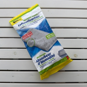 Eine Packung Uhu-GmbH-&-Co.-KG-Dehumidifier liegt eingepackt auf einem Tisch
