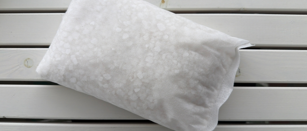 Ein Uhu-GmbH-&-Co.-KG-Dehumidifier von oben auf einem Tisch liegend