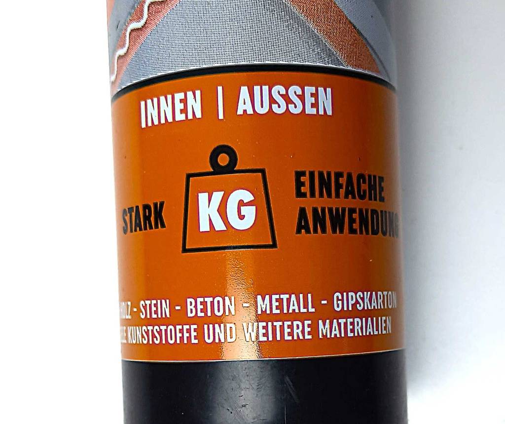 Getesteter Universalkleber in einer Kartusche mit beschriebener Material-Kompatibilität.