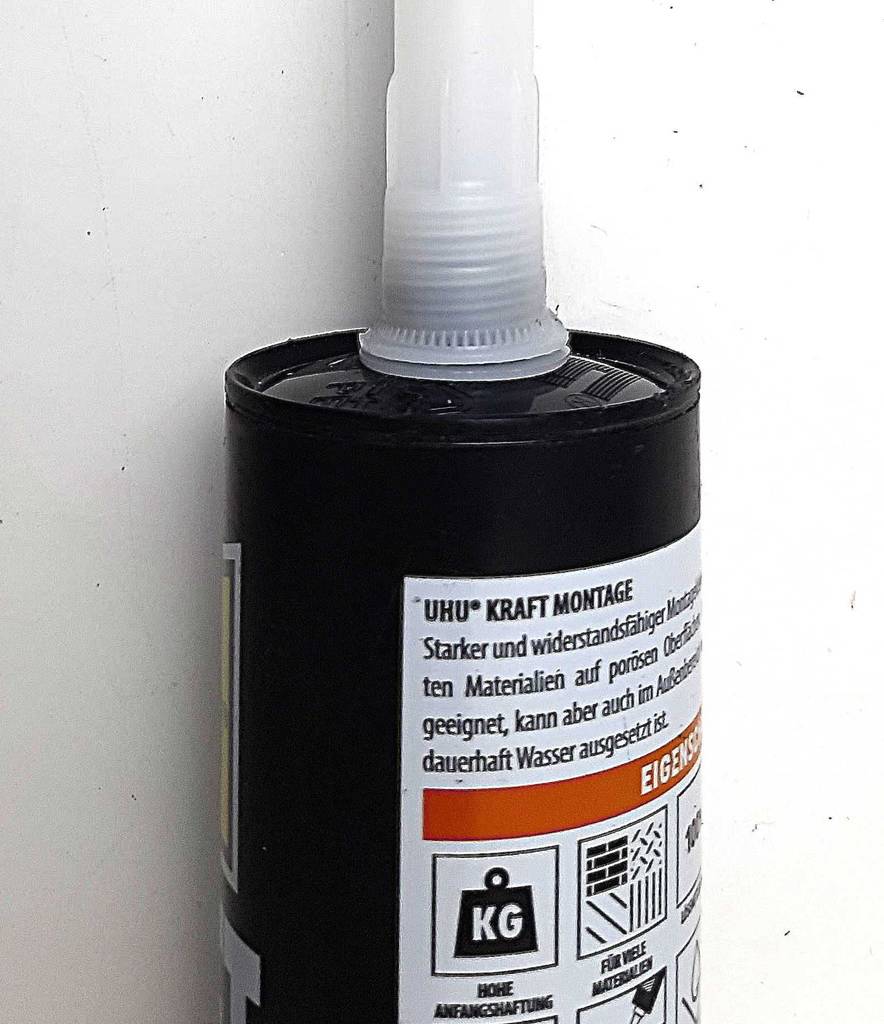 Im Test: Universalkleber UHU in einer 300-ml-Kartusche mit Produktbeschreibung.