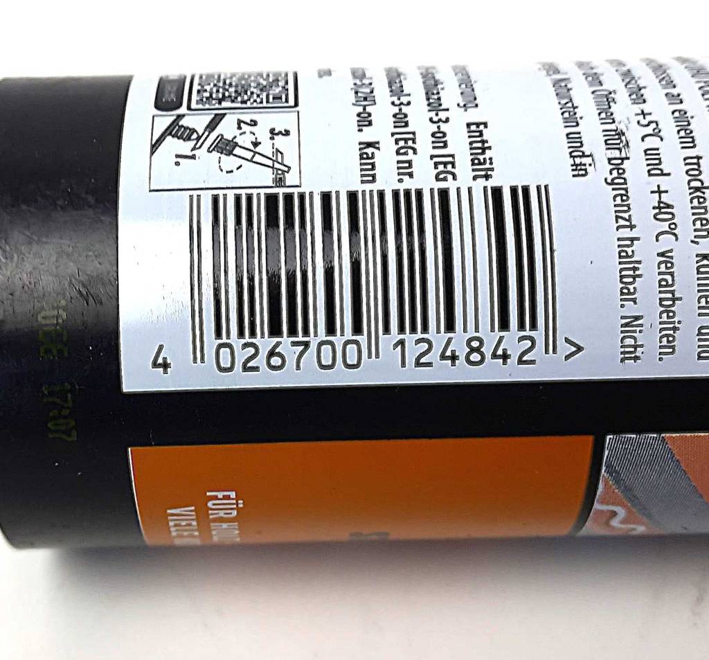 Universalkleber-Test: Nahaufnahme der Produktangaben auf einer liegenden Kartusche.