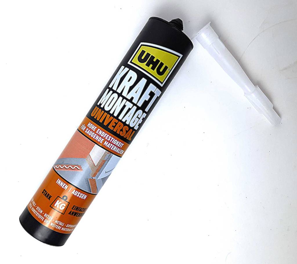 Universalkleber getestet: Eine 300-ml-Kartusche für die Anwendung Innen und Außen liegt inklusive Aufsatz auf einer weißen Oberfläche.