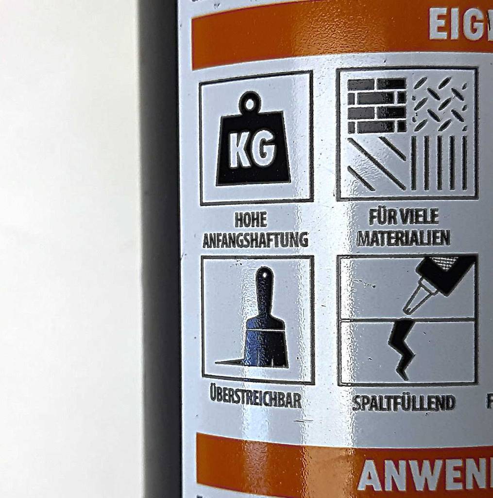 Universalkleber im Test: Nahaufnahme der Anwendungsbilder einer Kartusche.