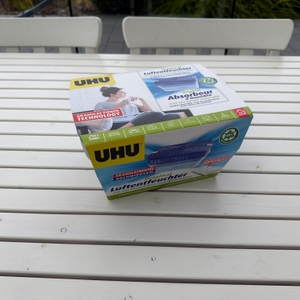 Der Karton des Uhu-Luftentfeuchters Original steht auf einem weißen Tisch