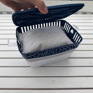 Granulat liegt im Uhu-Luftentfeuchter Original