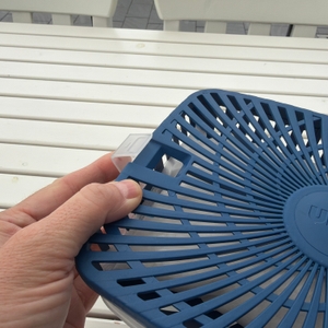 Eine Hand verschließt den Deckel vom Uhu-Luftentfeuchter Original