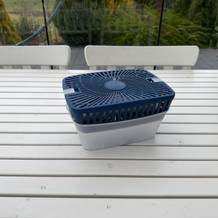 Der Uhu-Luftentfeuchter Original steht auf einem weißen Tisch