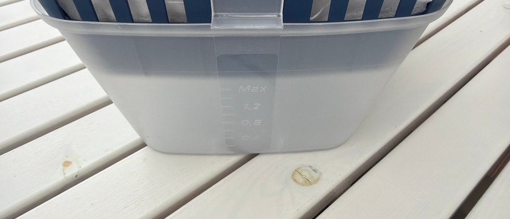 Eine Anzeige für den Füllstand im Behälter vom Uhu-Luftentfeuchter Original