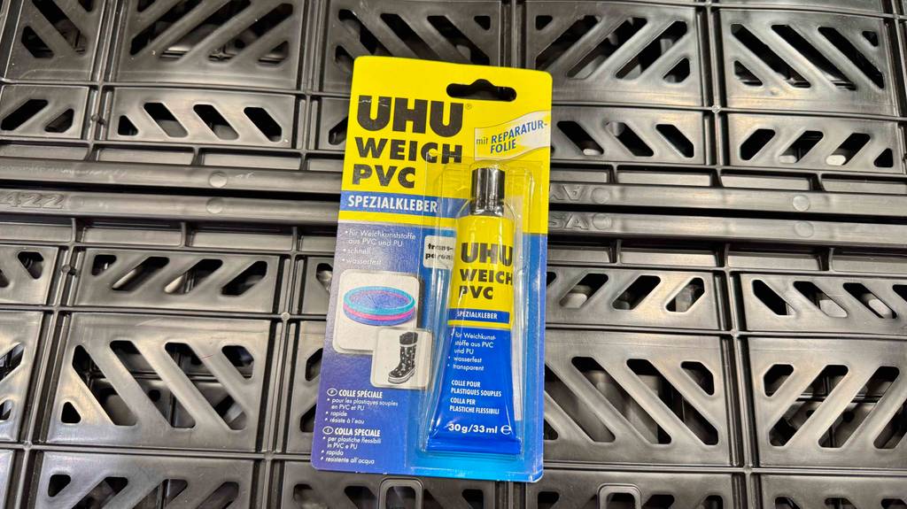 Blick von oben auf eine verpackte Tube PVC-Kleber im Test.