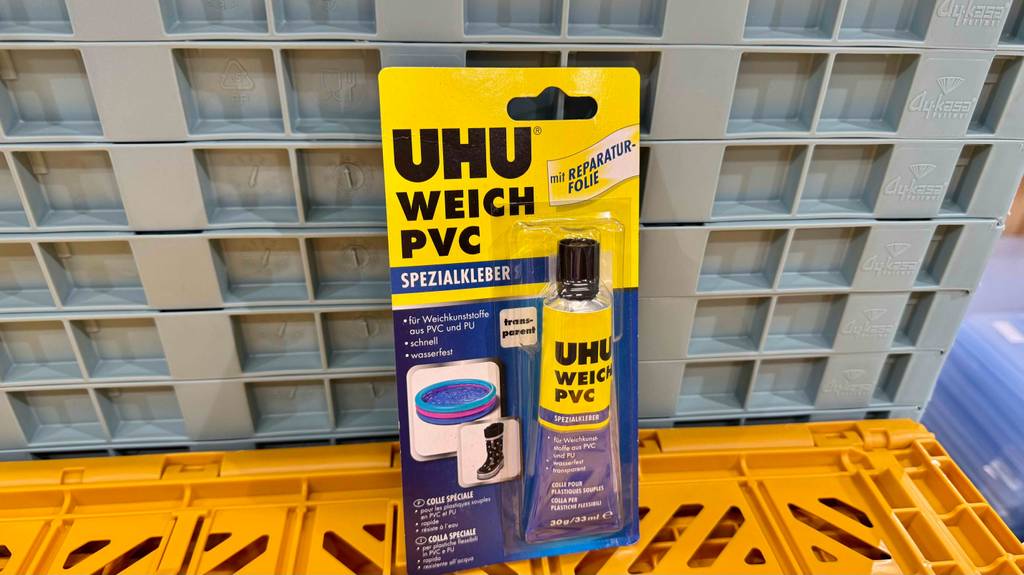 PVC-Kleber-Test: Auf der Verpackung stehen Informationen zum Produkt.