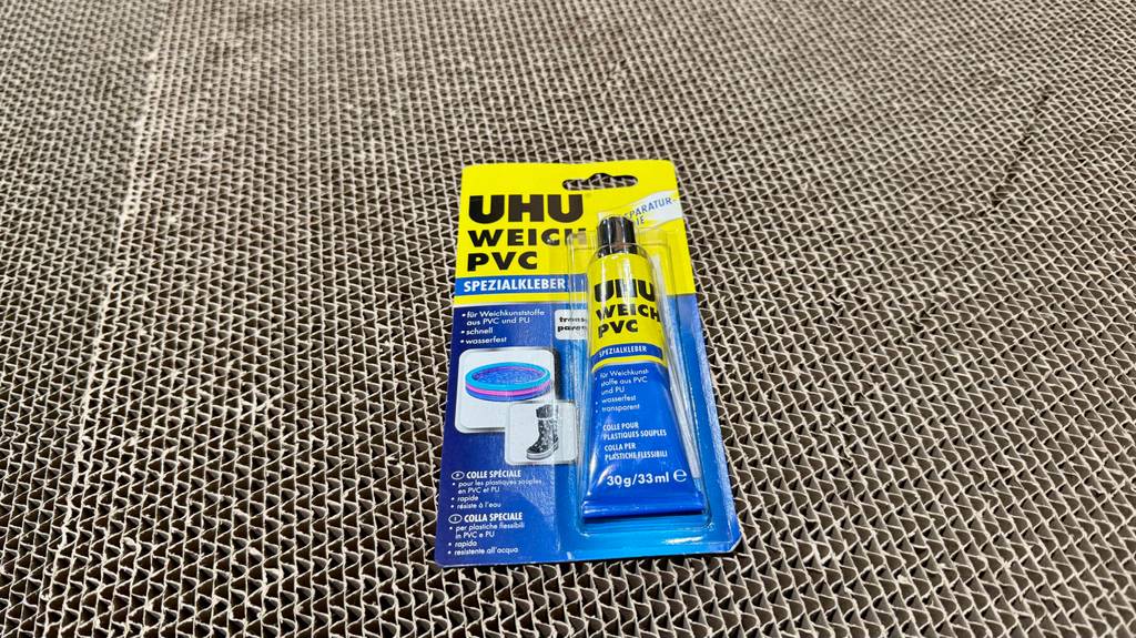 Auf einer Tube PVC-Kleber im Test steht die Inhaltsmenge.