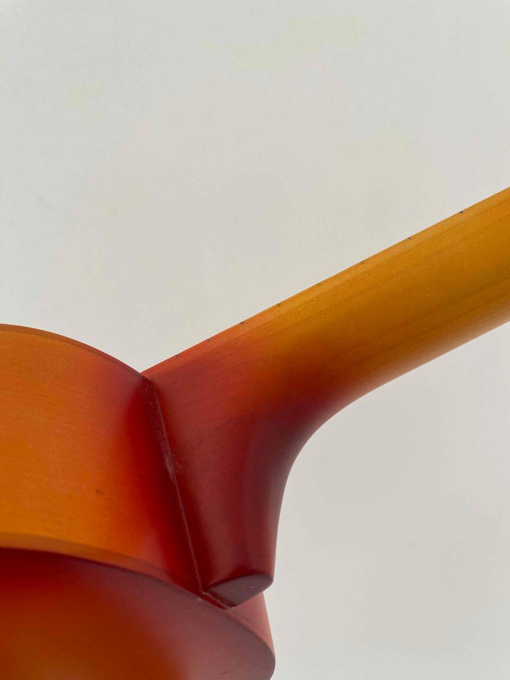 Im Test: Verbindung zwischen Hals und Körper einer Ukulele.