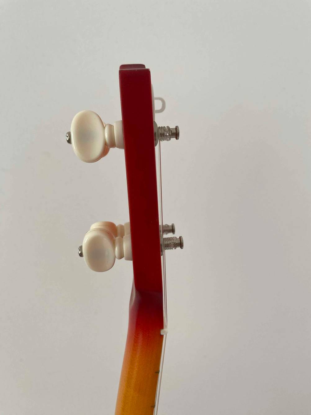 Ukulele getestet: Detailaufnahme des Kopfs mit Wirbeln von der Seite.
