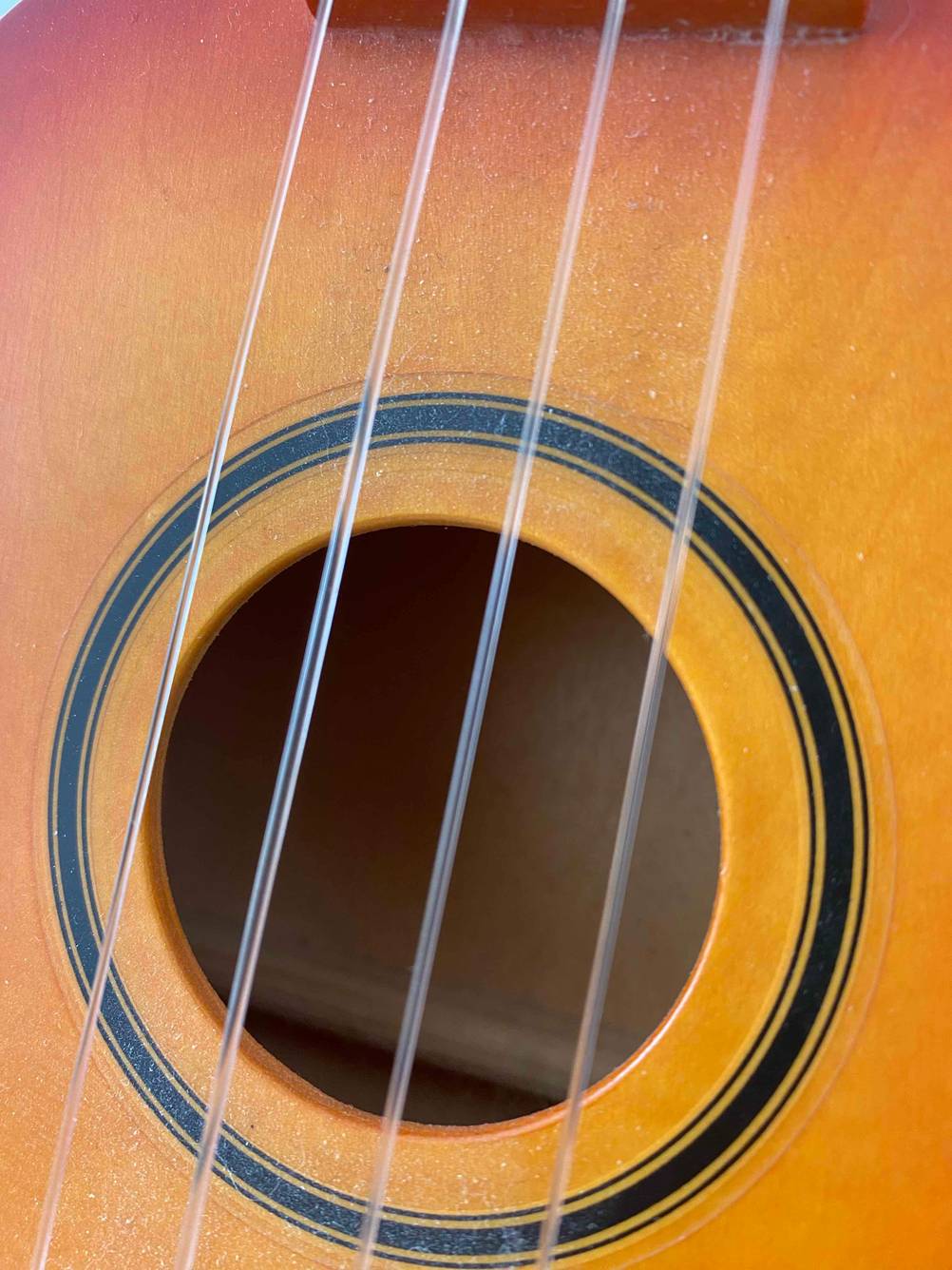 Ukulele getestet: Nahaufnahme des Schalllochs.