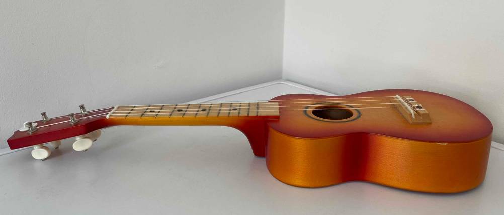 Liegende Ukulele im Test.